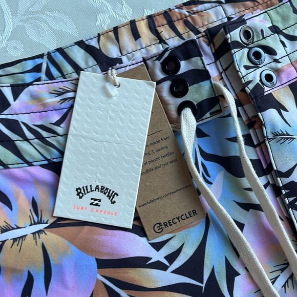 Billabong “Postcards From Paradise” Boardshorts - Picture 2 of 4